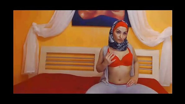 Малката латинка porno klipove anal Ела Милано поглъща донг