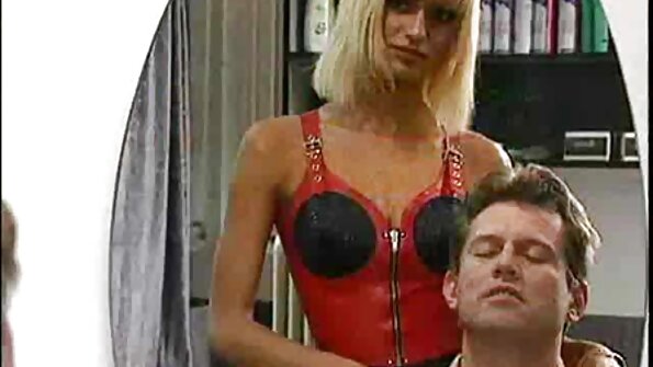 Прекрасна червенокоса Мелиса размахва seks porno klipove подстриганата си цепка