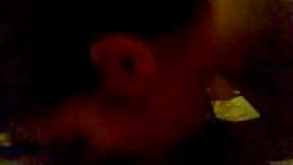 Бледо червенокоса мадама Ариета Адамс porno klipove s jivotni чука грудаста абаносова мацка в леглото